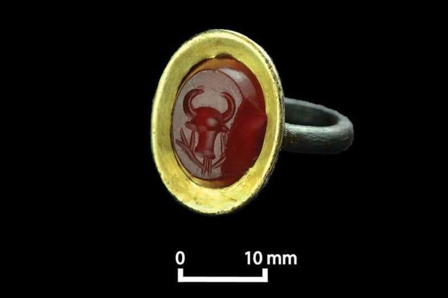 Cette bague en or et cornaline découverte à Beta Samati et arborant une tête de taureau
témoigne d'un mélange d'influences romaine et aksoumite.
